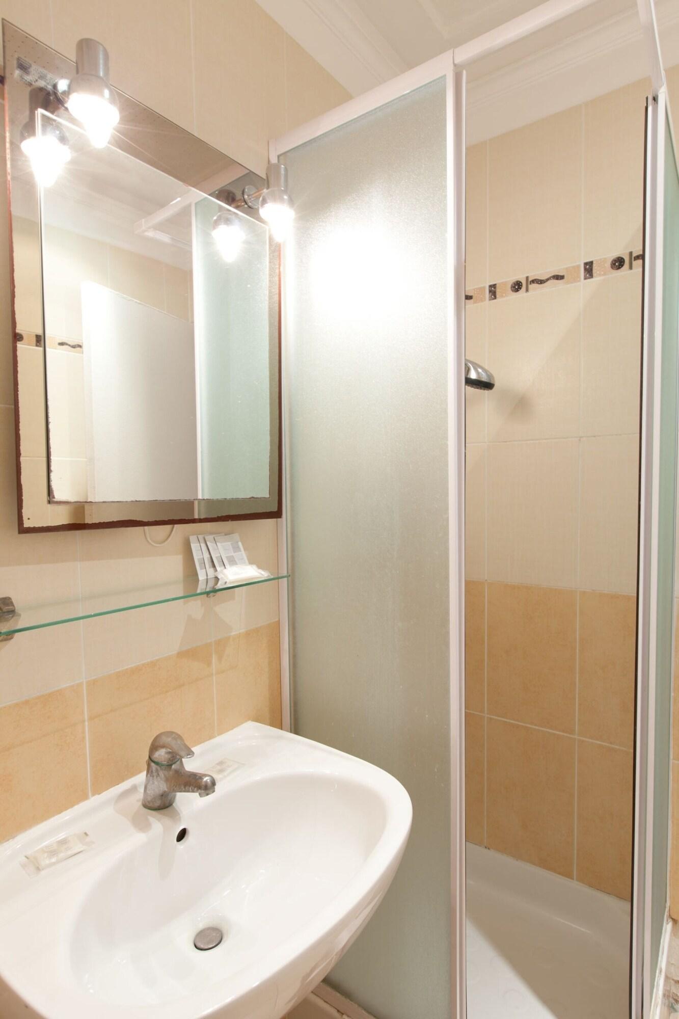 Du Square D'anvers 2*